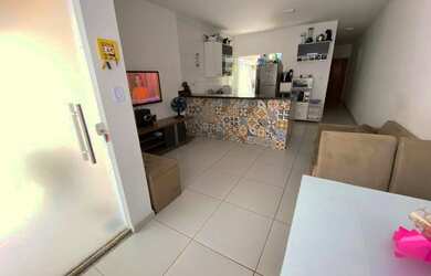 Imagem: A casa possui 2 Dormitórios, 2 Banheiros, 2 Vagas na garagem