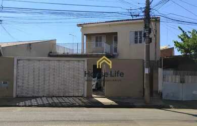 Imagem: A casa possui 4 Dormitórios, 3 Banheiros, 3 Vagas na garagem