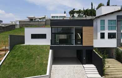 Imagem: A casa em condomínio possui 4 Dormitórios, 2 Banheiros, 3