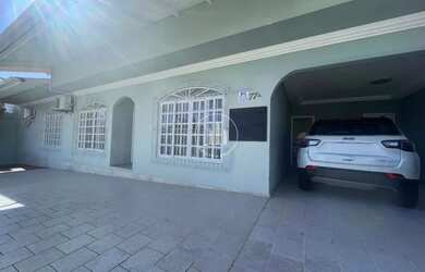 Imagem: A casa possui 3 Dormitórios, 3 Banheiros, 2 Vagas na garagem