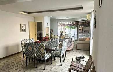 Imagem: A casa possui 4 Dormitórios, 5 Banheiros, 4 Vagas na garagem