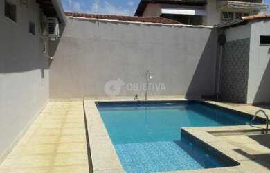 Imagem: A casa possui 3 Dormitórios, 3 Banheiros, 2 Vagas na garagem