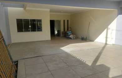 Imagem: A casa possui 3 Dormitórios, 2 Banheiros, 3 Vagas na garagem