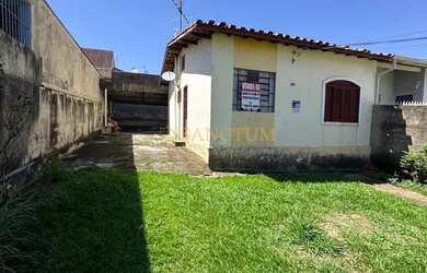 Imagem: A casa possui 2 Dormitórios, 1 Banheiro, 3 Vagas na garagem