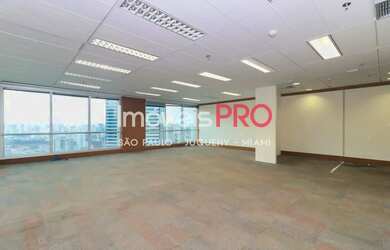 Imagem: O depósito possui 4 Vagas na garagem, 166m² de Área e está