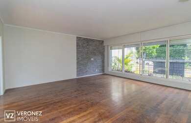 Imagem: A casa possui 4 Dormitórios, 3 Banheiros e 363m² de Área