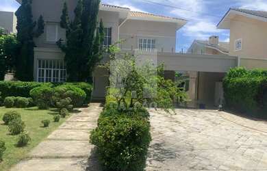 Imagem: A casa possui 4 Dormitórios, 5 Banheiros, 4 Vagas na garagem