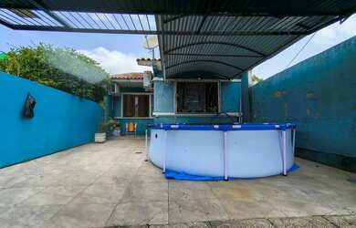 Imagem: A casa possui 3 Dormitórios, 1 Banheiro, 1 Vaga na garagem