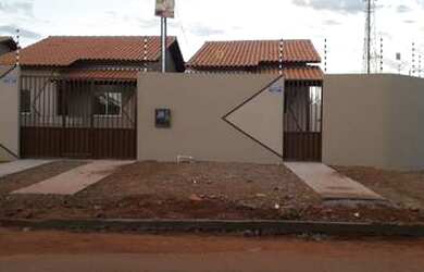 Imagem: A casa possui 2 Dormitórios, 1 Banheiro, 2 Vagas na garagem