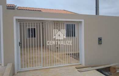 Imagem: A casa possui 3 Dormitórios, 1 Banheiro, 2 Vagas na garagem