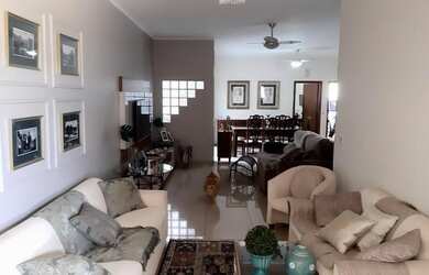 Imagem: A casa possui 3 Dormitórios, 1 Banheiro, 5 Vagas na garagem