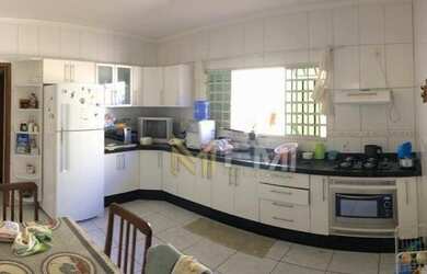 Imagem: A casa possui 3 Dormitórios, 2 Banheiros, 4 Vagas na garagem