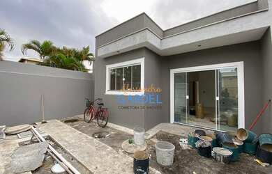 Imagem: A casa possui 3 Dormitórios, 2 Banheiros, 1 Vaga na garagem