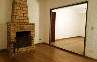 Imagem: A casa possui 3 Dormitórios, 4 Banheiros, 2 Vagas na garagem