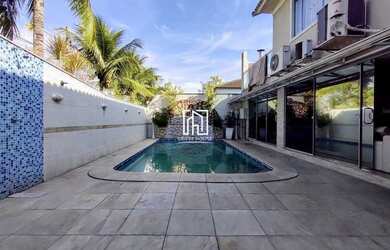 Imagem: A casa em condomínio possui 5 Dormitórios, 5 Banheiros, 3