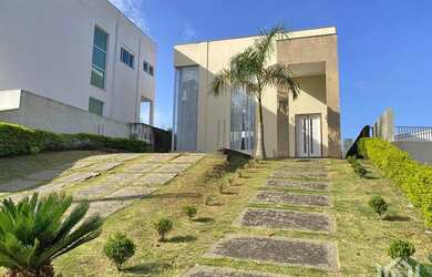 Imagem: A casa em condomínio possui 4 Dormitórios, 4 Banheiros, 4