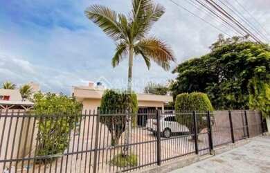 Imagem: A casa possui 3 Dormitórios, 1 Banheiro, 5 Vagas na garagem