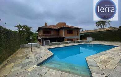 Imagem: A casa em condomínio possui 4 Dormitórios, 4 Banheiros, 743m²