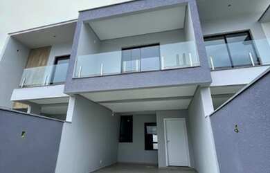 Imagem: A casa possui 3 Dormitórios, 2 Banheiros, 5 Vagas na garagem