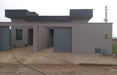 Imagem: A casa possui 2 Dormitórios, 2 Banheiros, 1 Vaga na garagem