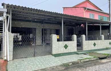 Imagem: A casa possui 3 Dormitórios, 2 Banheiros, 3 Vagas na garagem