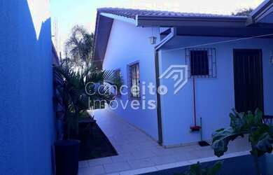 Imagem: A casa possui 3 Dormitórios, 1 Banheiro, 2 Vagas na garagem