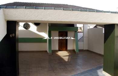 Imagem: A casa possui 3 Dormitórios, 4 Banheiros, 5 Vagas na garagem