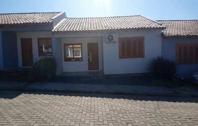 Imagem: A casa possui 2 Dormitórios, 1 Banheiro, 2 Vagas na garagem