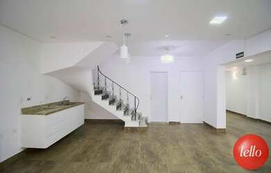 Imagem: O depósito possui 3 Vagas na garagem, 200m² de Área e está