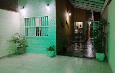 Imagem: A casa possui 2 Dormitórios, 2 Banheiros, 3 Vagas na garagem