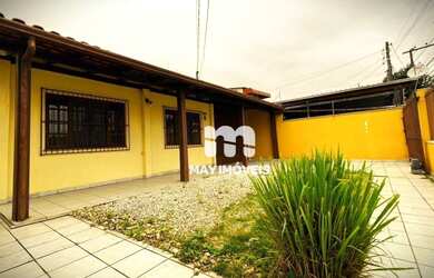 Imagem: A casa possui 3 Dormitórios, 2 Banheiros, 3 Vagas na garagem