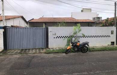 Imagem: A casa possui 3 Dormitórios, 3 Banheiros, 1 Vaga na garagem