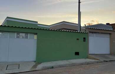 Imagem: A casa à venda possui 2 Dormitórios, 2 Banheiros, 2 Vagas