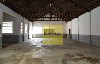 Imagem: O depósito possui 5 Vagas na garagem, 750m² de Área e está
