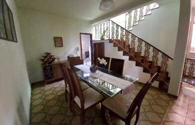 Imagem: A casa possui 5 Dormitórios, 5 Banheiros, 5 Vagas na garagem