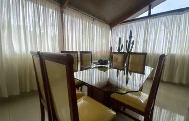 Imagem: A casa possui 3 Dormitórios, 4 Banheiros, 3 Vagas na garagem