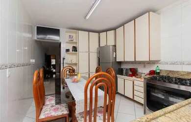 Imagem: A casa possui 2 Dormitórios, 2 Banheiros, 1 Vaga na garagem