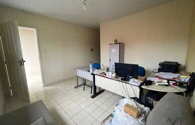 Imagem: A casa possui 3 Dormitórios, 2 Banheiros, 2 Vagas na garagem