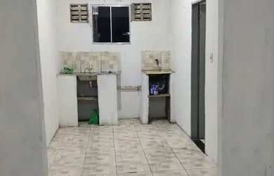 Imagem: A casa possui 2 Dormitórios, 1 Banheiro e está localizado