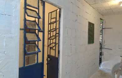 Imagem: A casa possui 2 Dormitórios, 1 Banheiro e está localizado