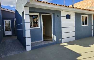 Imagem: A casa possui 3 Dormitórios, 2 Banheiros, 2 Vagas na garagem