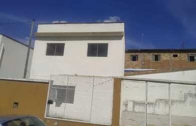 Imagem: A casa possui 2 Dormitórios, 2 Banheiros, 4 Vagas na garagem