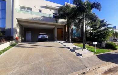 Imagem: A casa em condomínio possui 3 Dormitórios, 4 Banheiros, 4