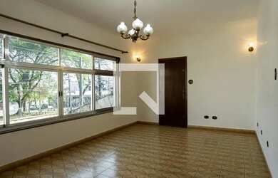 Imagem: A casa possui 4 Dormitórios, 3 Banheiros, 5 Vagas na garagem