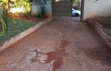 Imagem: A casa possui 3 Dormitórios, 2 Banheiros, 4 Vagas na garagem