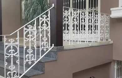 Imagem: A casa possui 4 Dormitórios, 2 Banheiros, 3 Vagas na garagem