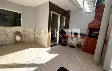 Imagem: A casa possui 2 Dormitórios, 3 Banheiros, 1 Vaga na garagem