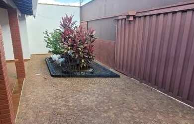 Imagem: A casa possui 4 Dormitórios, 2 Banheiros, 3 Vagas na garagem