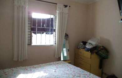 Imagem: A casa possui 3 Dormitórios, 2 Banheiros, 4 Vagas na garagem