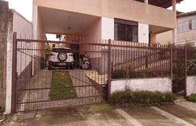 Imagem: A casa possui 3 Dormitórios, 4 Banheiros, 1 Vaga na garagem